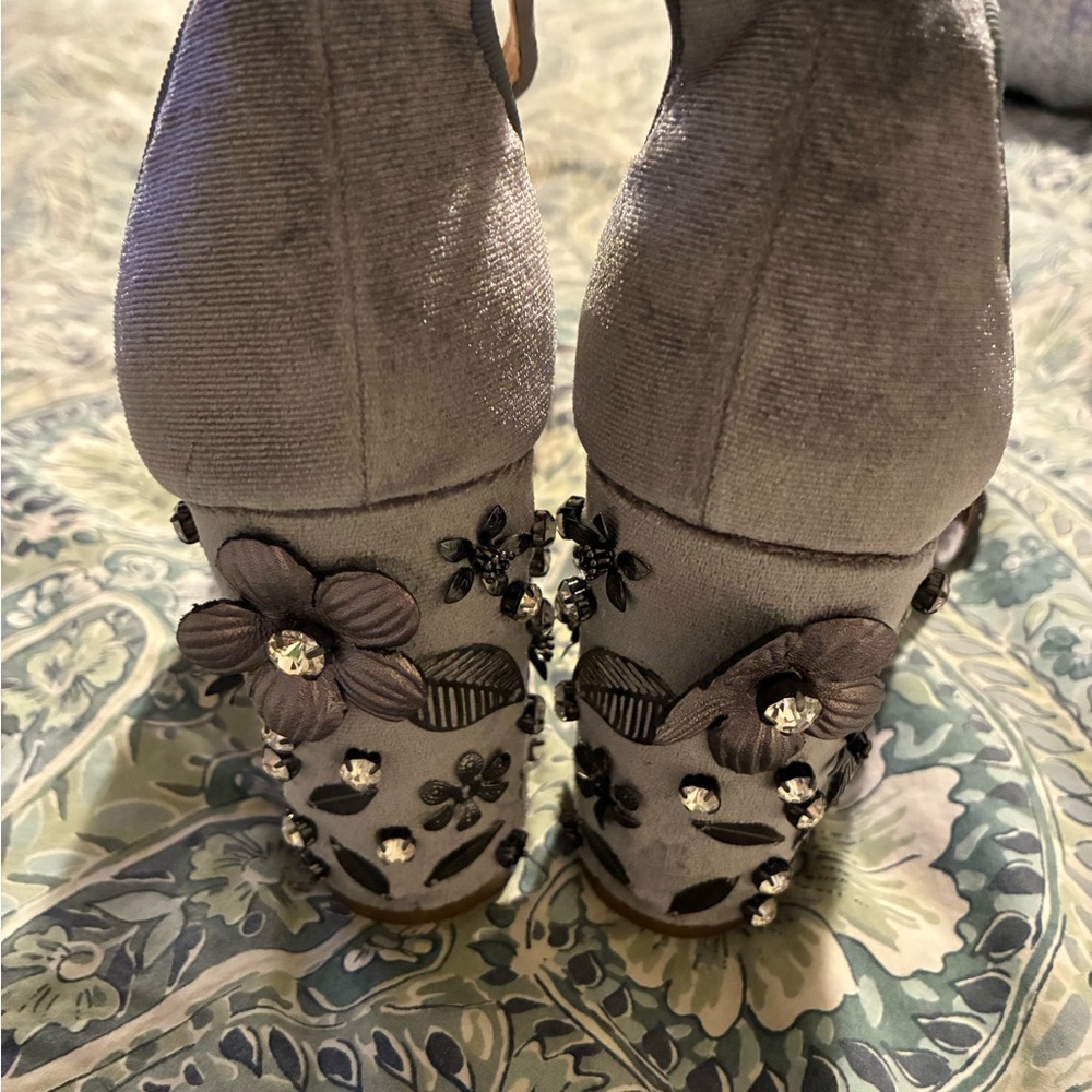 Jewel Badgley Mischka Gray Heels with Elegant Design